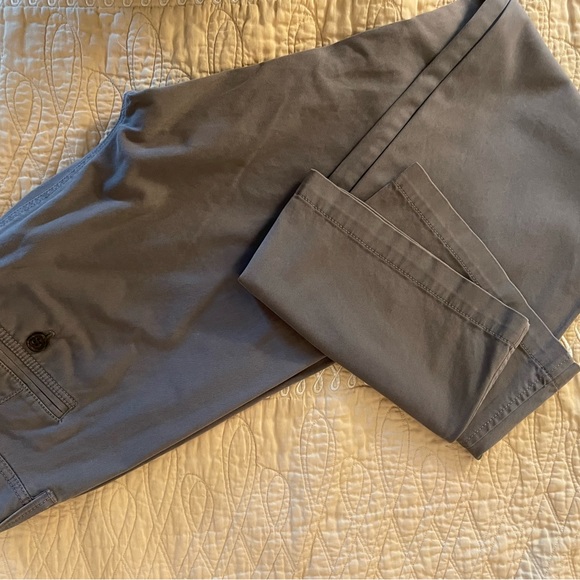 Green khaki pants by Banana Republic - Picture 2 of 4